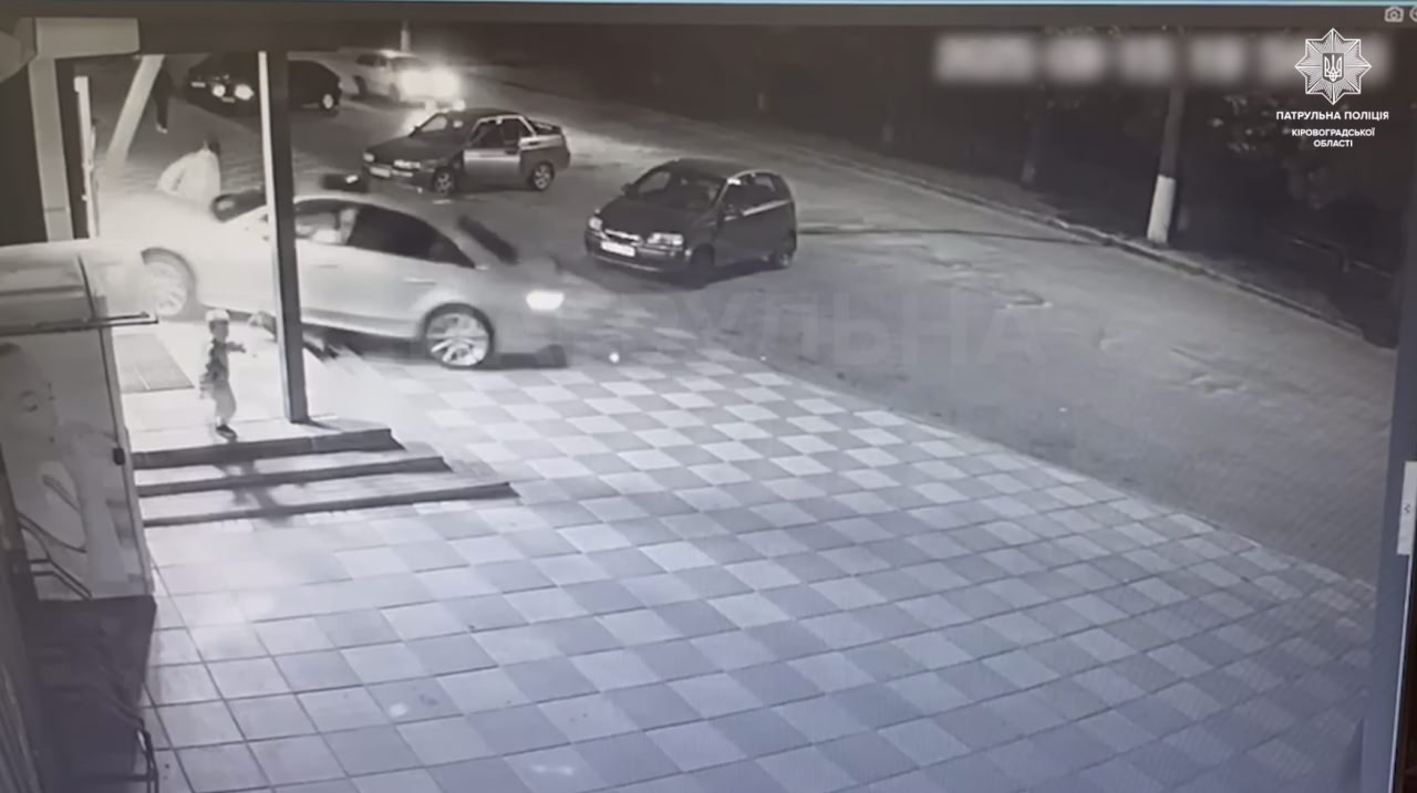 Водійка без прав в’їхала в магазин у Кропивницькому