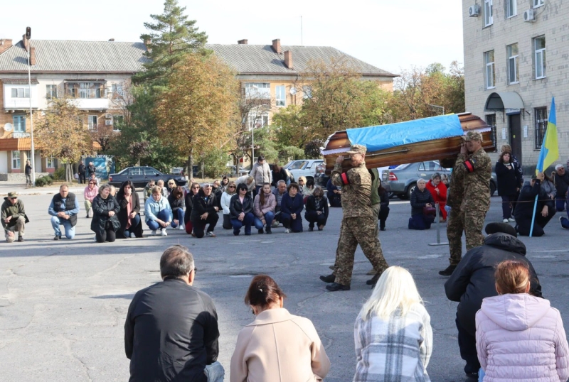 Із загиблим на війні матросом попрощалися у Світловодській громаді