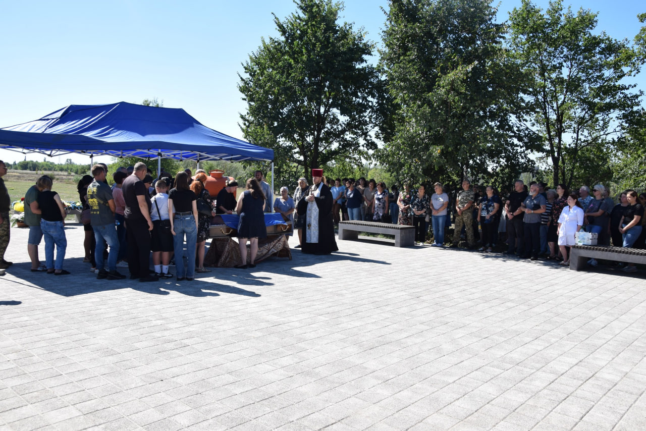 Із загиблим на війні з росією військовим попрощалися у Петрівській громаді 