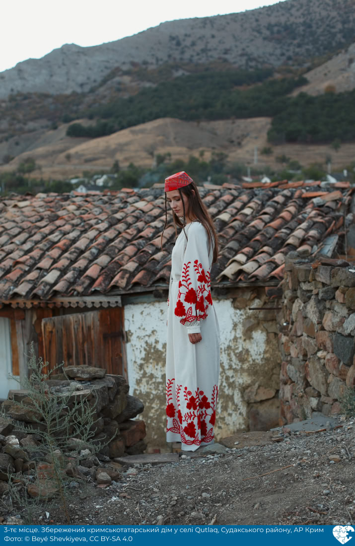 Третє місце посіла авторка Beyé Shevkiyeva з фото кримськотатарського дому в селі Qutlaq, Судакського району (Крим)