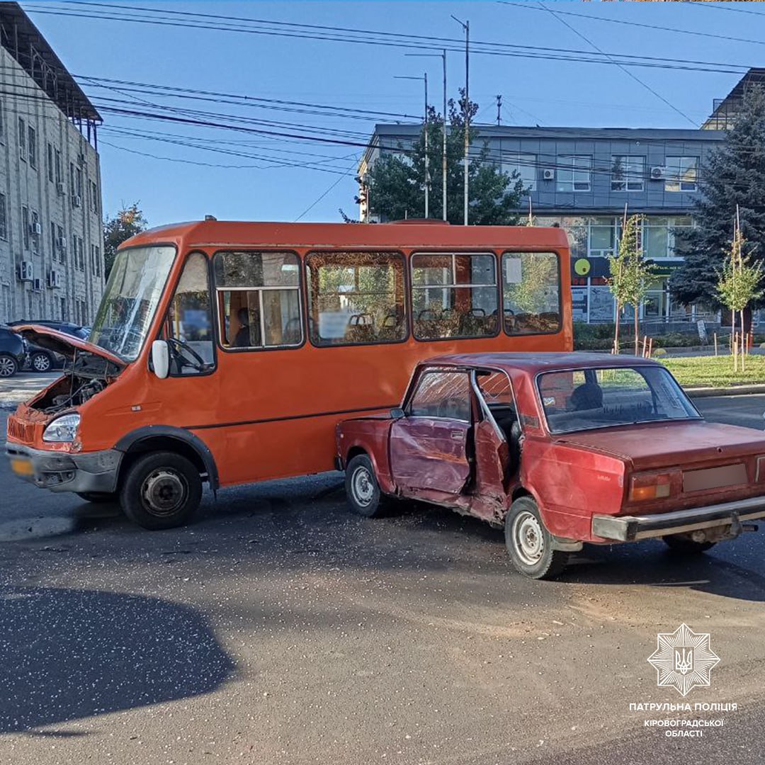 Легковик зіткнувся з маршруткою в Кропивницькому