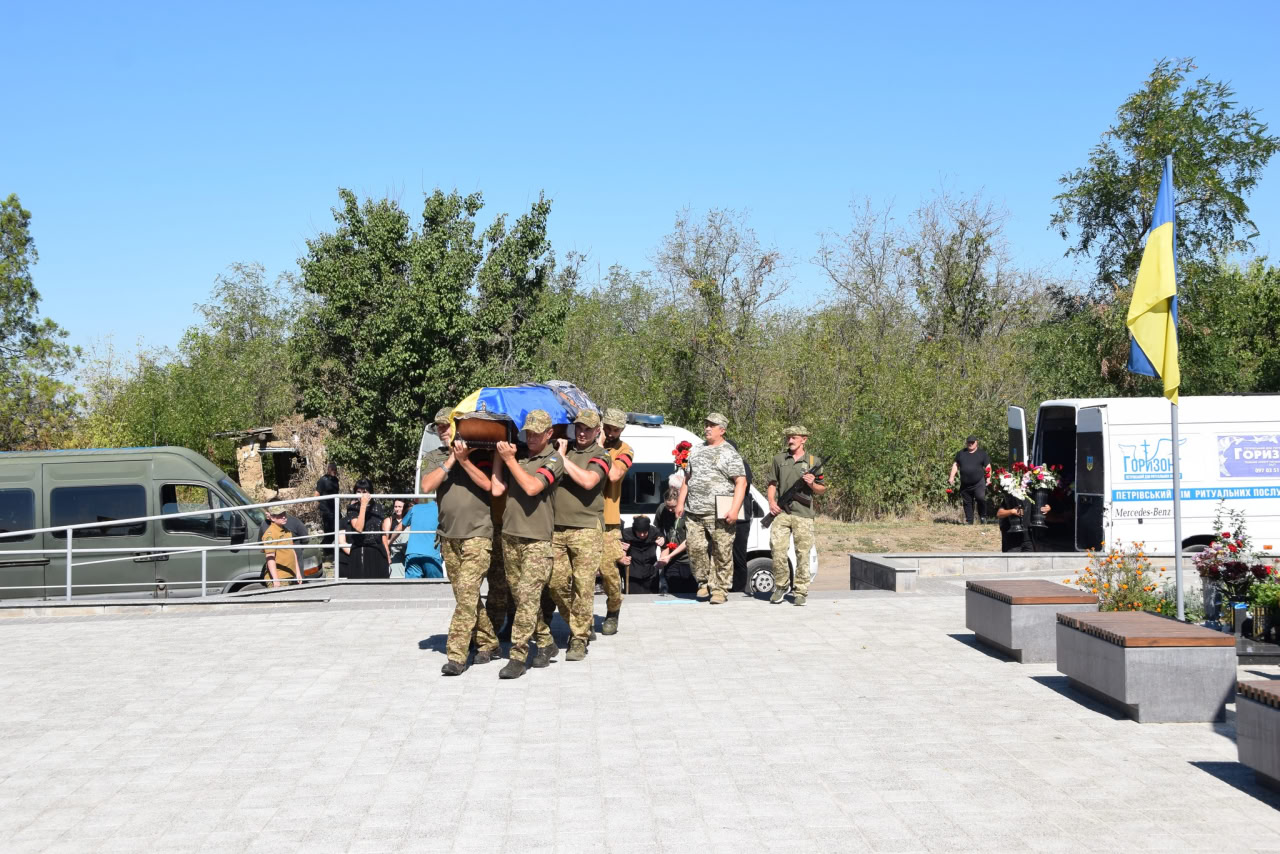 У Петрівській громаді в останню путь провели загиблого військового Віталія Скубу.