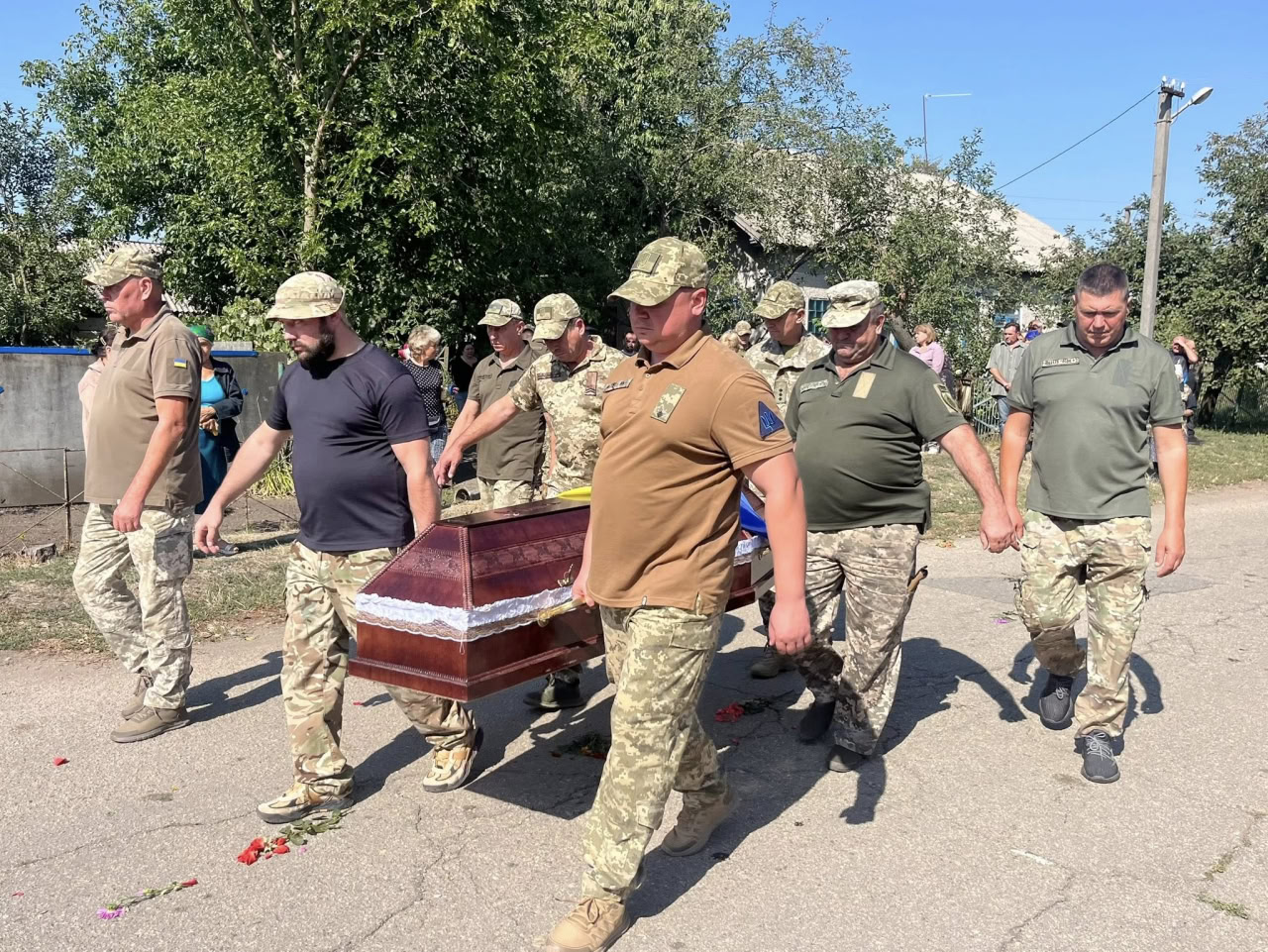 Із загиблим військовим попрощалися у Кам'янецькій громаді 