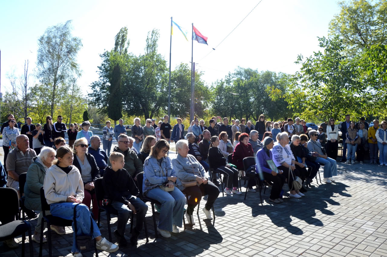 На селищі Новому встановили LED-екран з інформацією про загиблих військових 