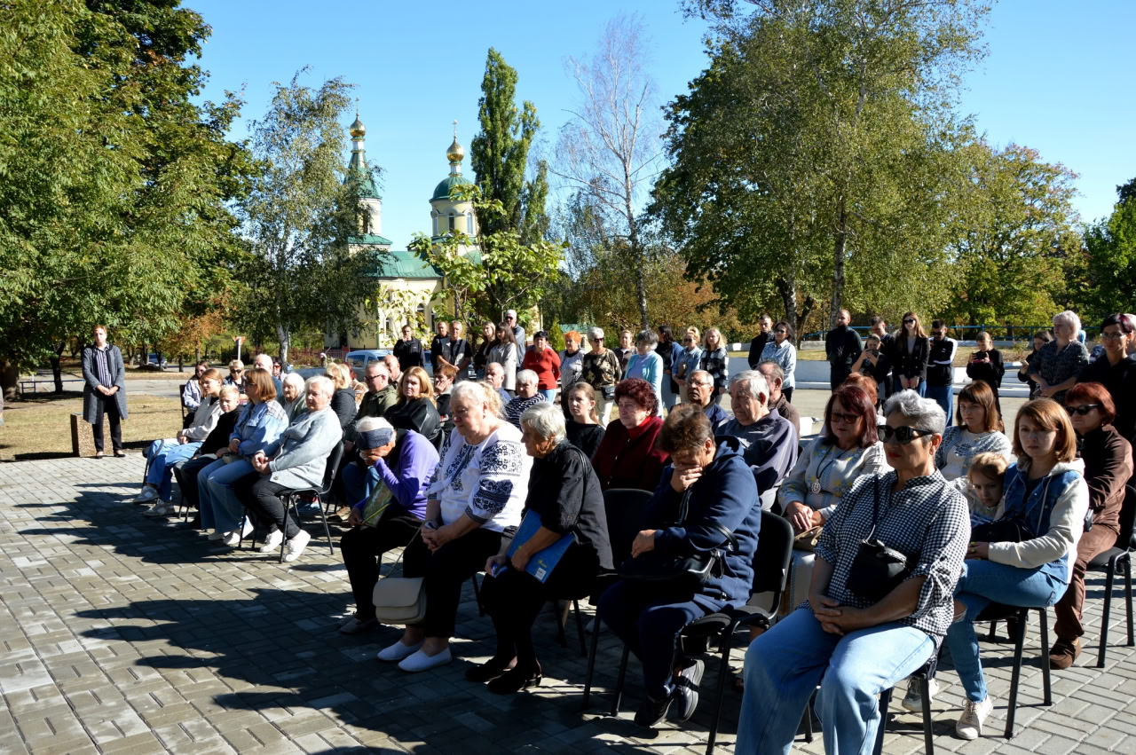 На селищі Новому встановили LED-екран з інформацією про загиблих військових 