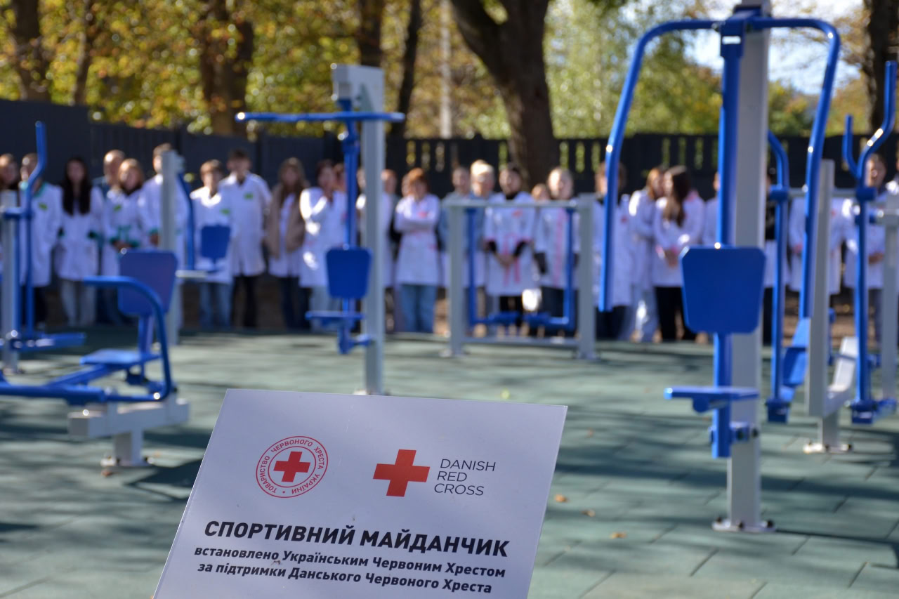 Червоний Хрест облаштував два спортмайданчики у медколеджі Кропивницького