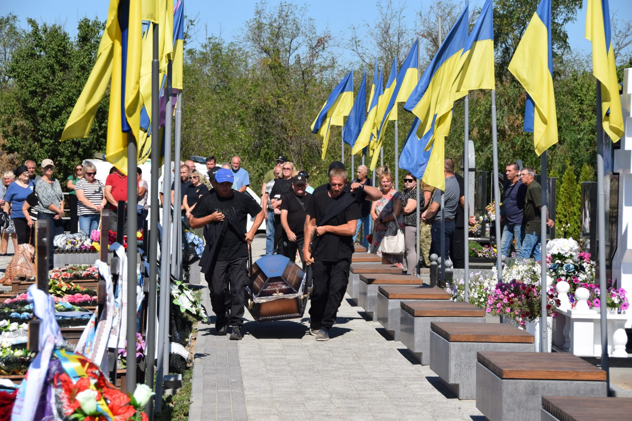 У Петрівській громаді в останню путь провели загиблого військового Віталія Скубу.