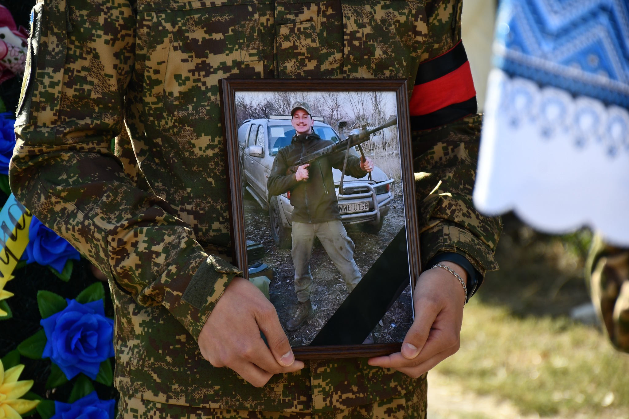 У Приютівській громаді в останню путь провели загиблого на Донеччині Володимира Грабенка.