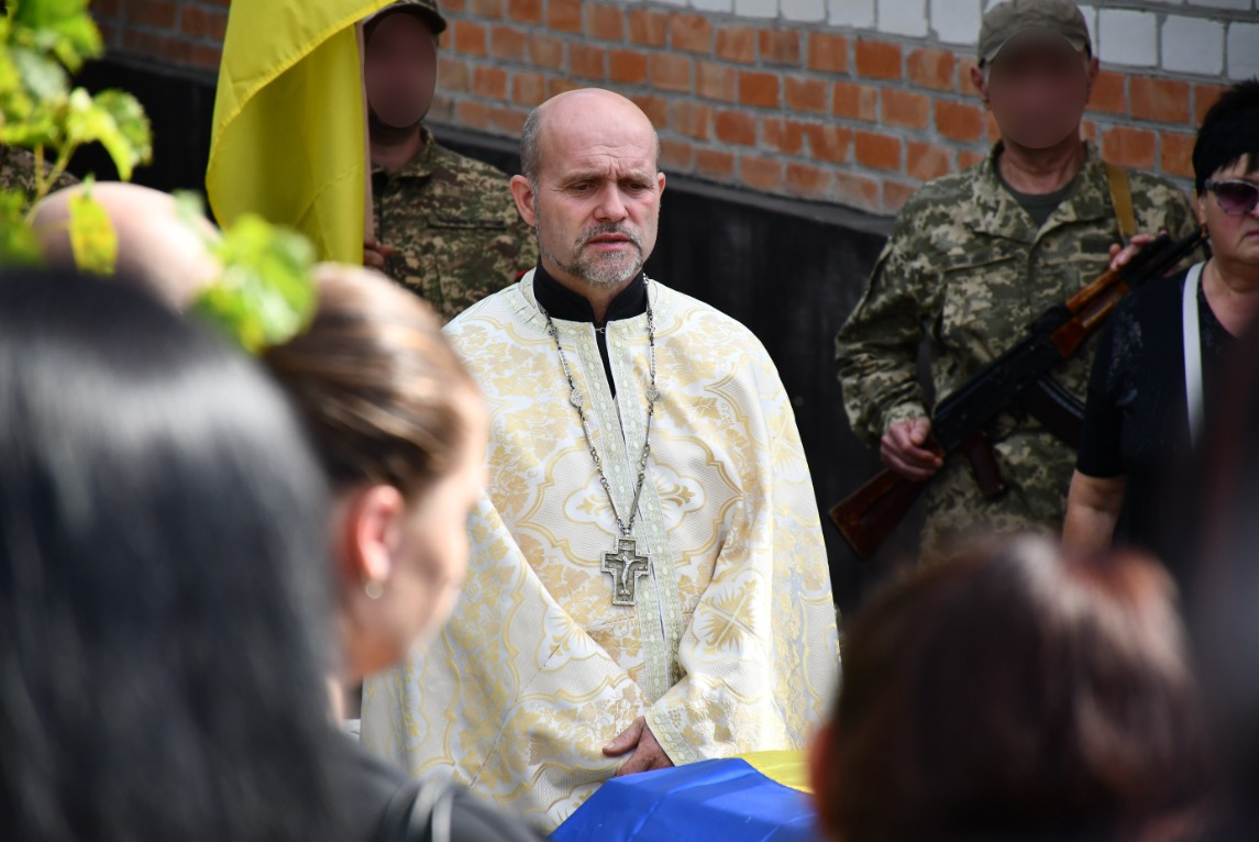 У Приютівській громаді в останню путь провели загиблого на Донеччині Володимира Грабенка.