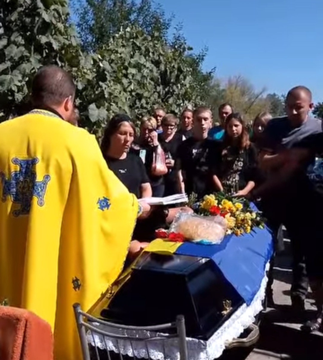 У Глодоській громаді в останню путь провели загиблого на Дніпропетровщині Олександра Погрібняка.