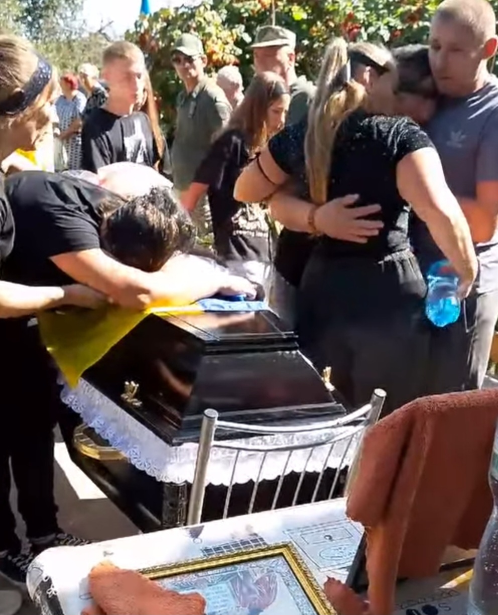 У Глодоській громаді в останню путь провели загиблого на Дніпропетровщині Олександра Погрібняка.