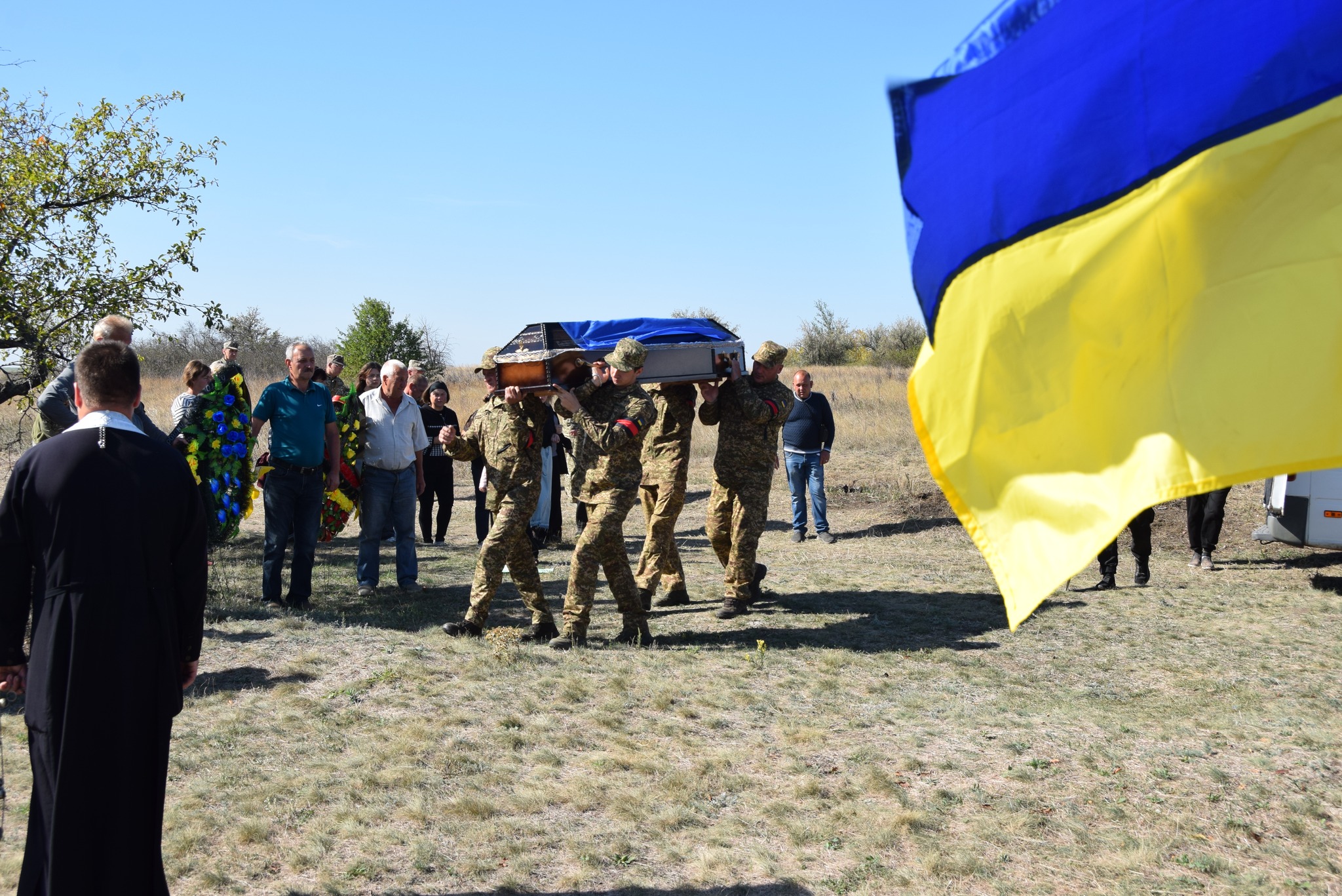 У Петрівській громаді в останню путь провели загиблого на Харківщині Олега Вінічука.