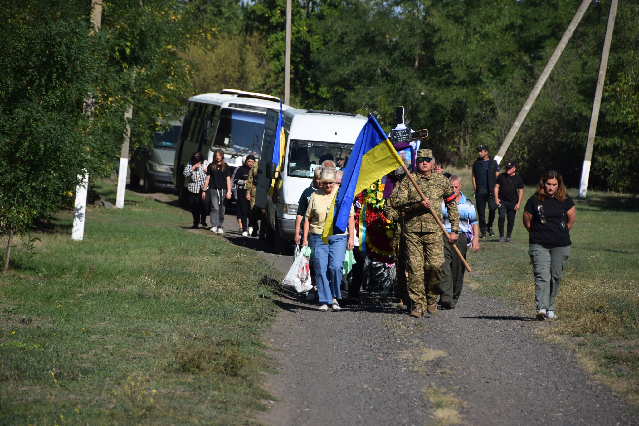 У Петрівській громаді в останню путь провели загиблого на Харківщині Олега Вінічука.