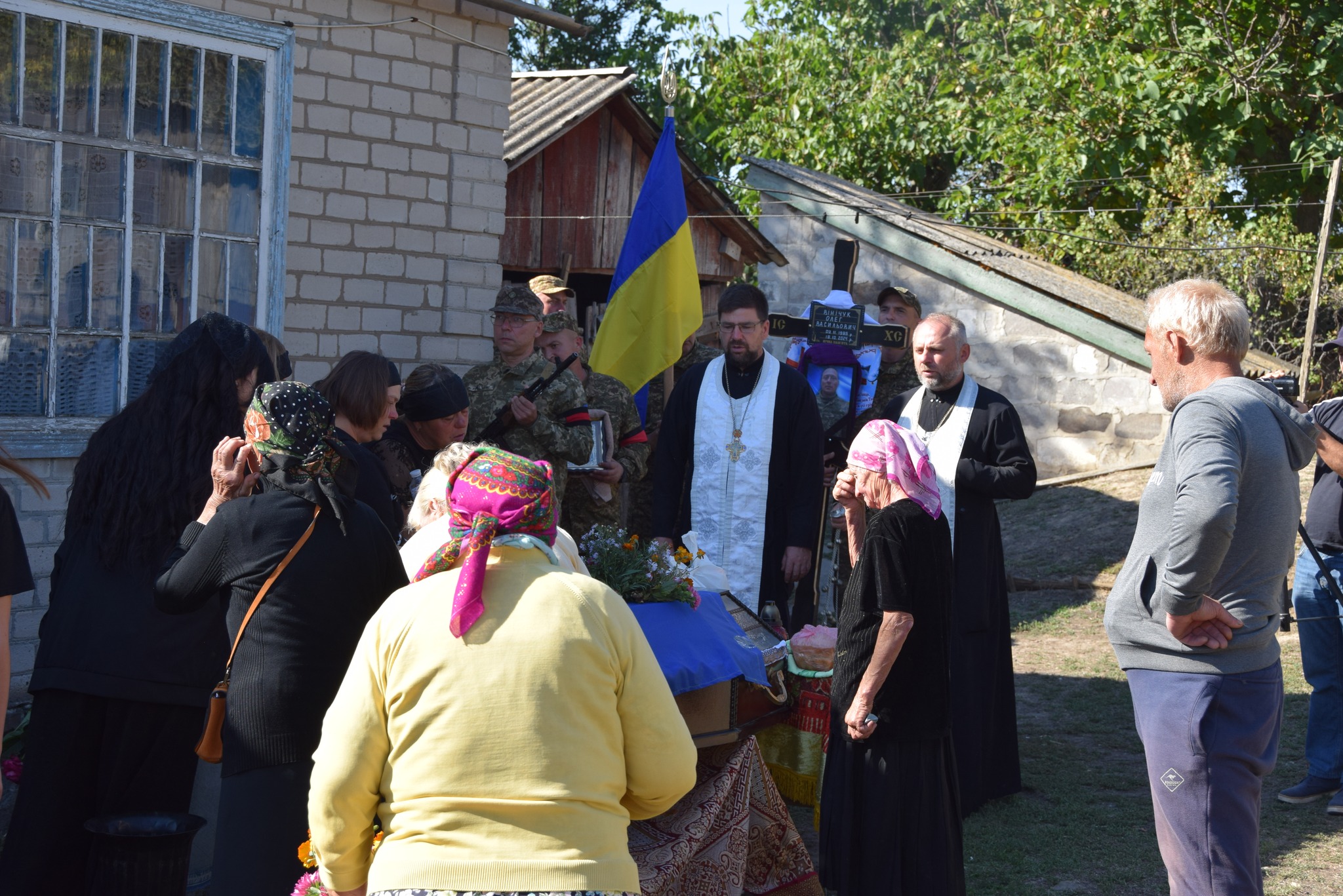 У Петрівській громаді в останню путь провели загиблого на Харківщині Олега Вінічука.