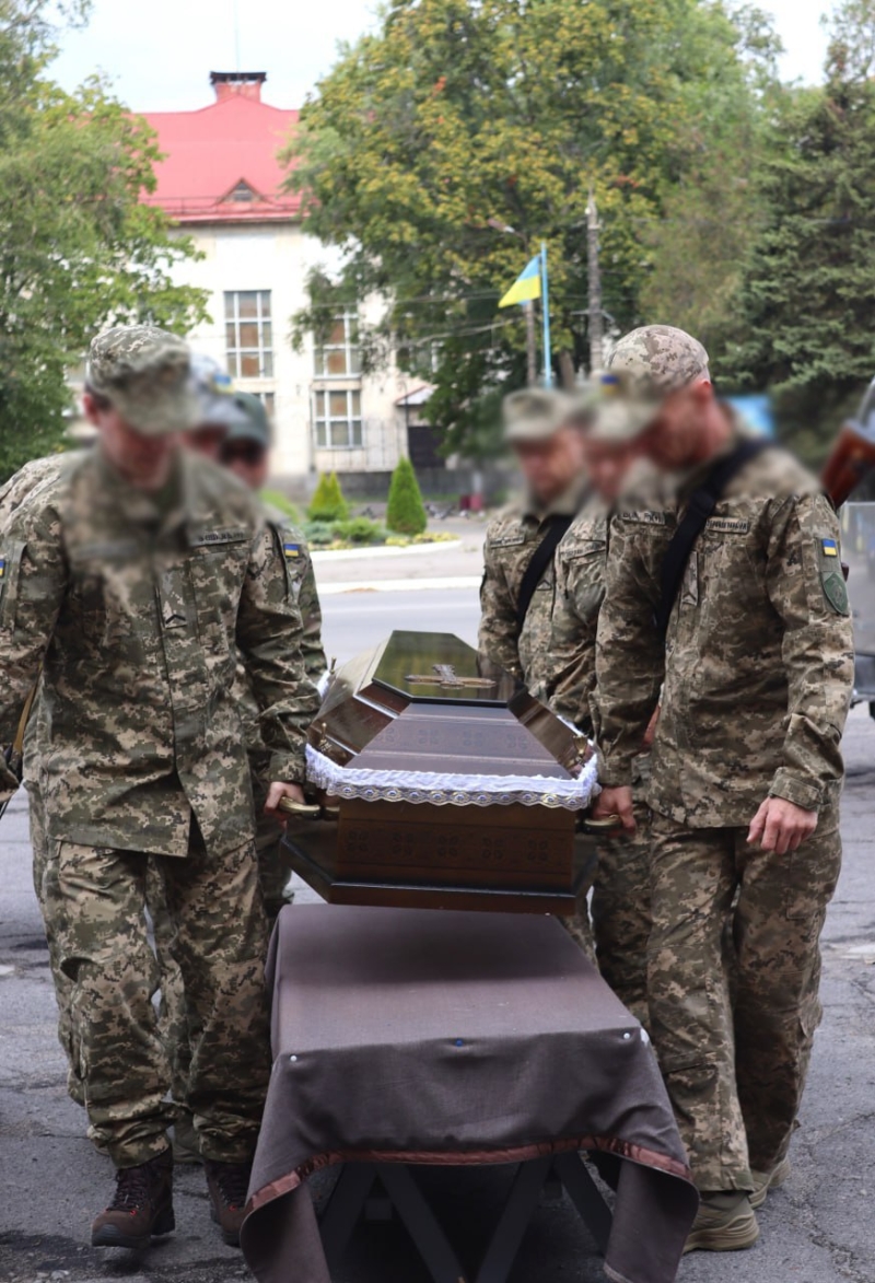 У Світловодську в останню путь провели військового Андрія Макея, який загинув на Донеччині.