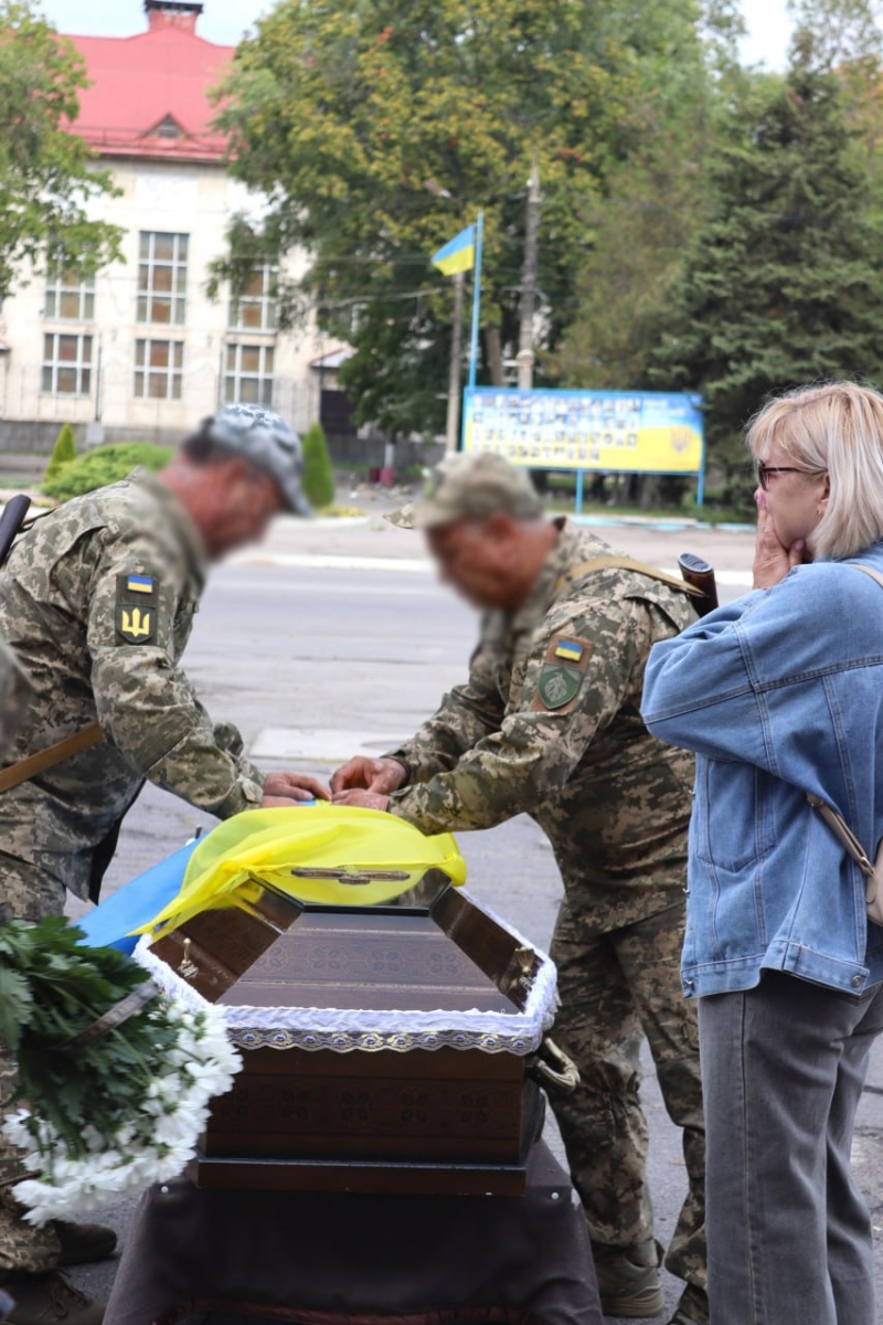 У Світловодську в останню путь провели військового Андрія Макея, який загинув на Донеччині.