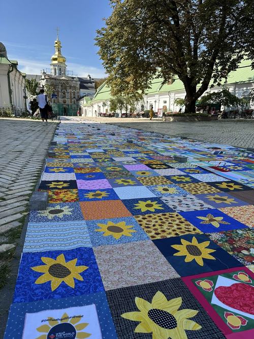 На фестивалі в Г’юстоні показали квілт із соняшниками, зшитий за участі студентів ЦДУ