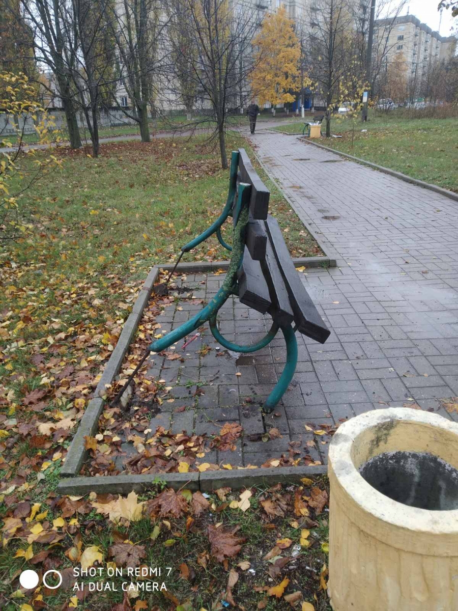 У Малій Висці понівечили лавку