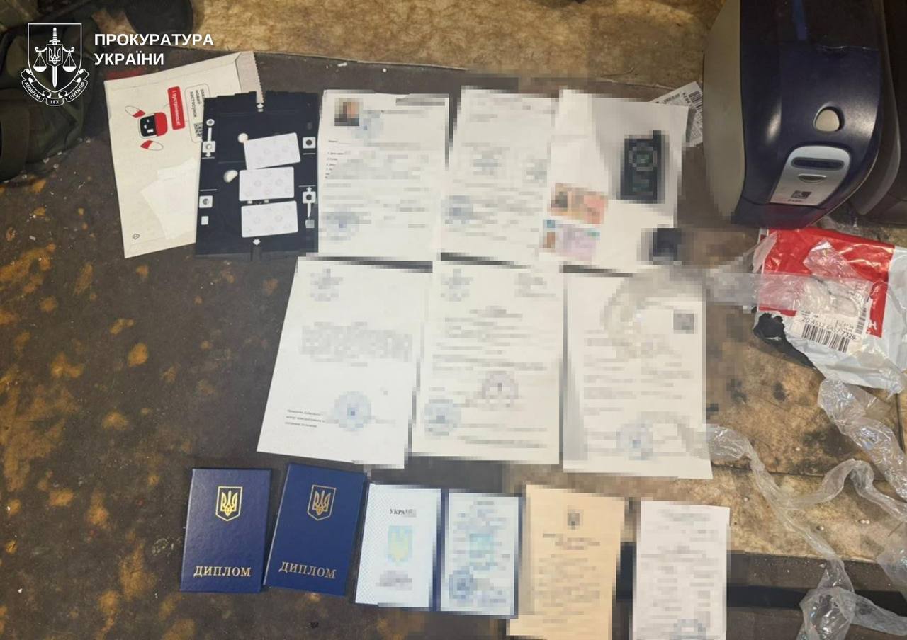На Кіровоградщині затримали трьох місцевих жителів, які підробляли документи