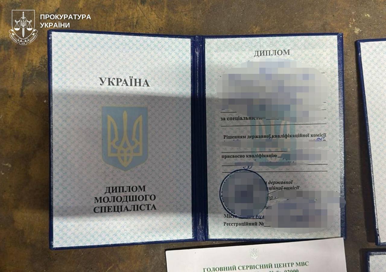 На Кіровоградщині затримали трьох місцевих жителів, які підробляли документи