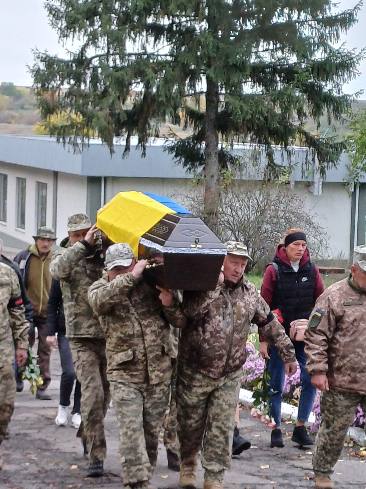 Із загиблим воїном попрощалися на Кіровоградщині