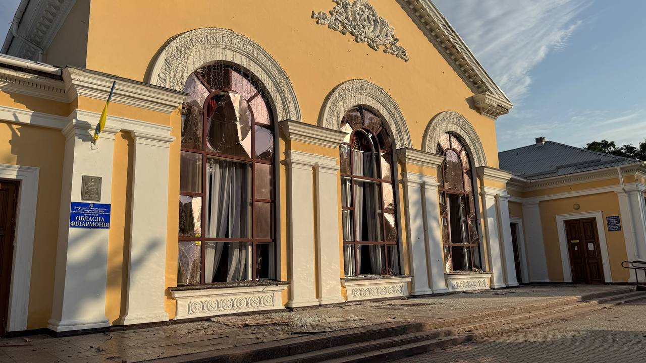 У Кропивницькому в обласній філармонії замінили вікна після повітряної атаки росіян