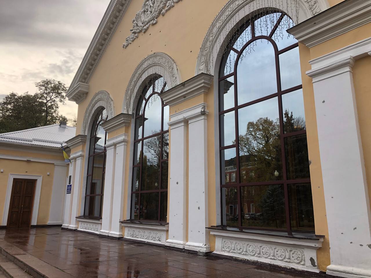 У Кропивницькому в обласній філармонії замінили вікна після повітряної атаки росіян