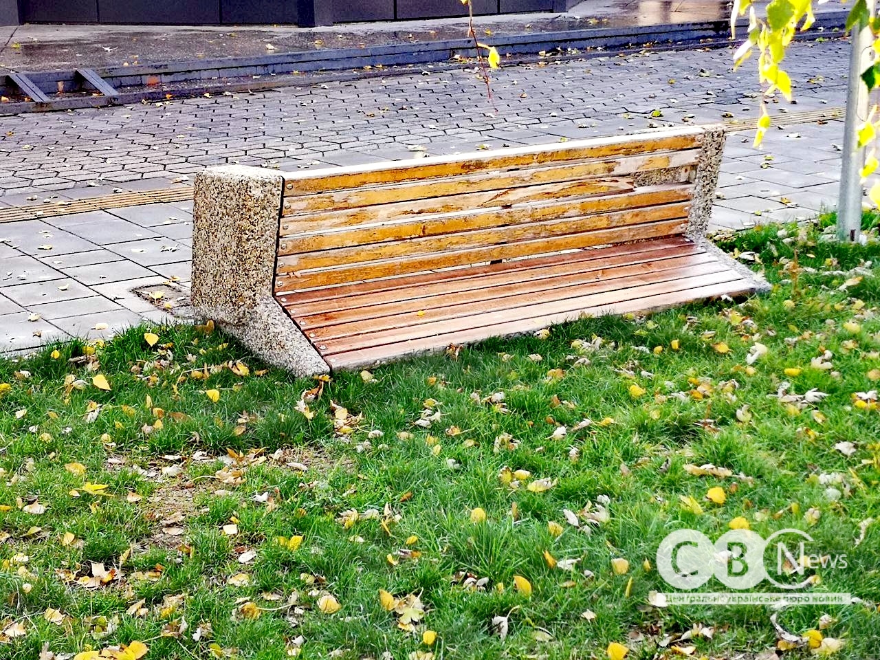 Невідомі перекинули лавки у сквері біля Макдональдса в Кропивницькому