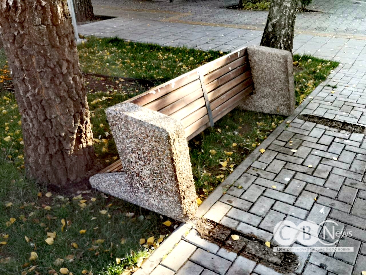 Невідомі перекинули лавки у сквері біля Макдональдса в Кропивницькому