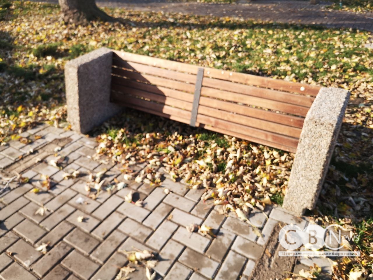 Невідомі перекинули лавки у сквері біля Макдональдса в Кропивницькому