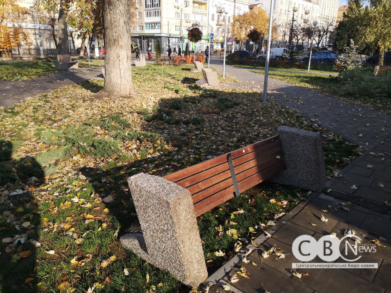 Невідомі перекинули лавки у сквері біля Макдональдса в Кропивницькому