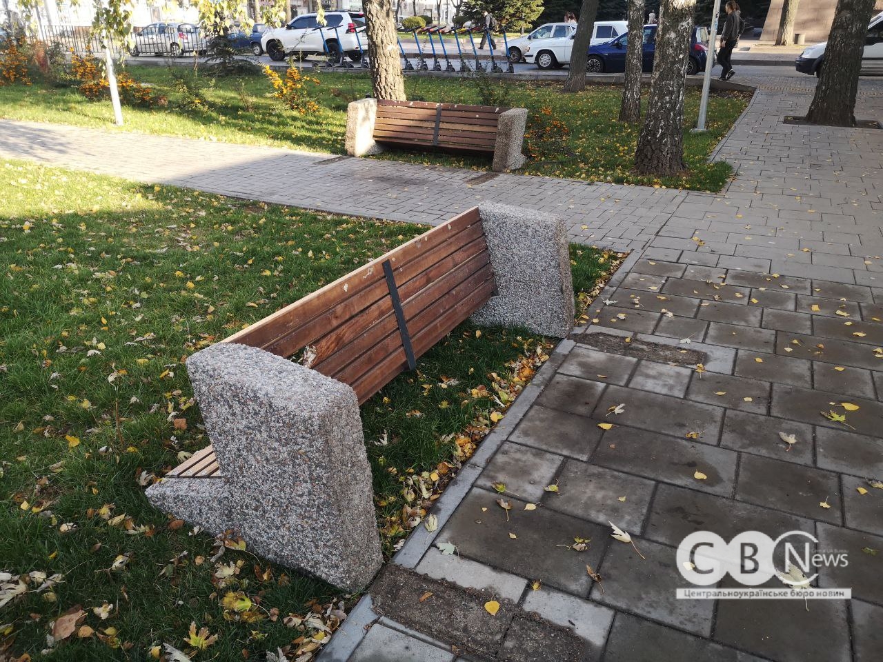 Невідомі перекинули лавки у сквері біля Макдональдса в Кропивницькому