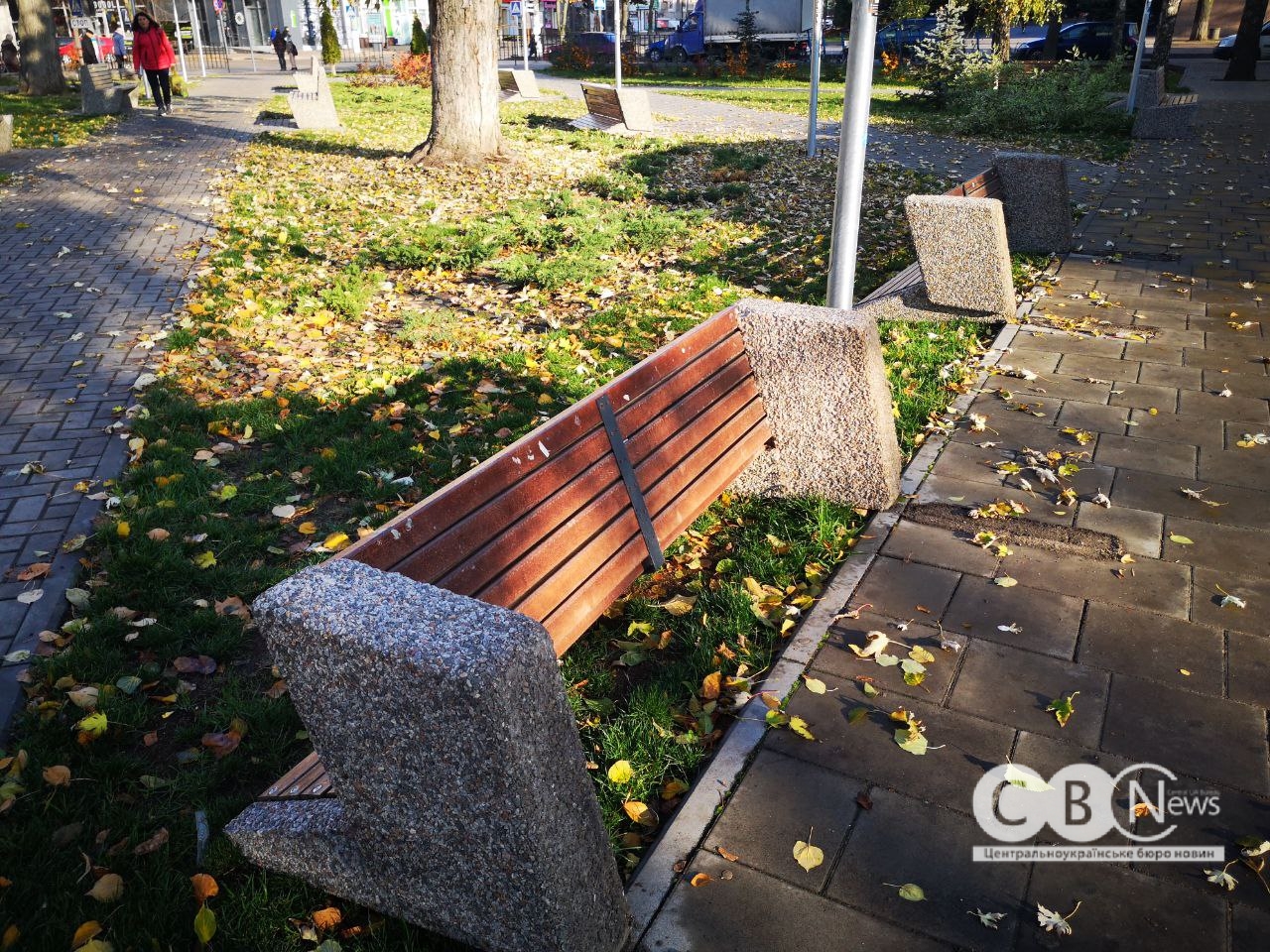 Невідомі перекинули лавки у сквері біля Макдональдса в Кропивницькому
