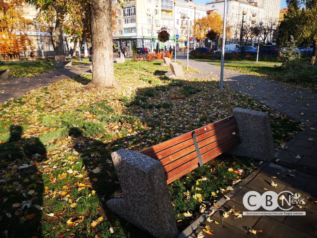 Невідомі перекинули лавки у сквері біля Макдональдса в Кропивницькому