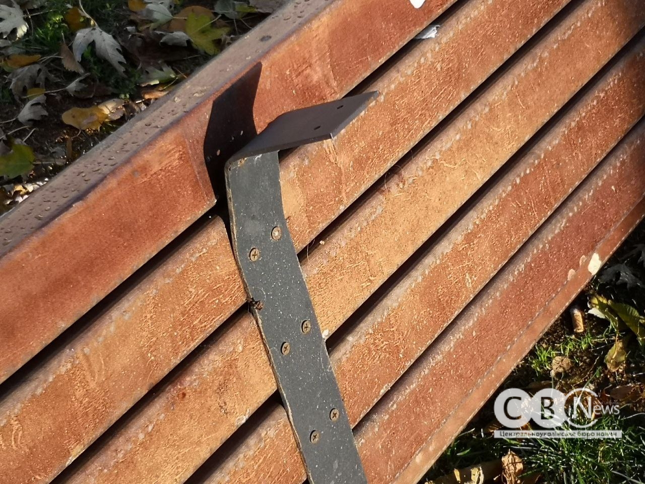 Невідомі перекинули лавки у сквері біля Макдональдса в Кропивницькому