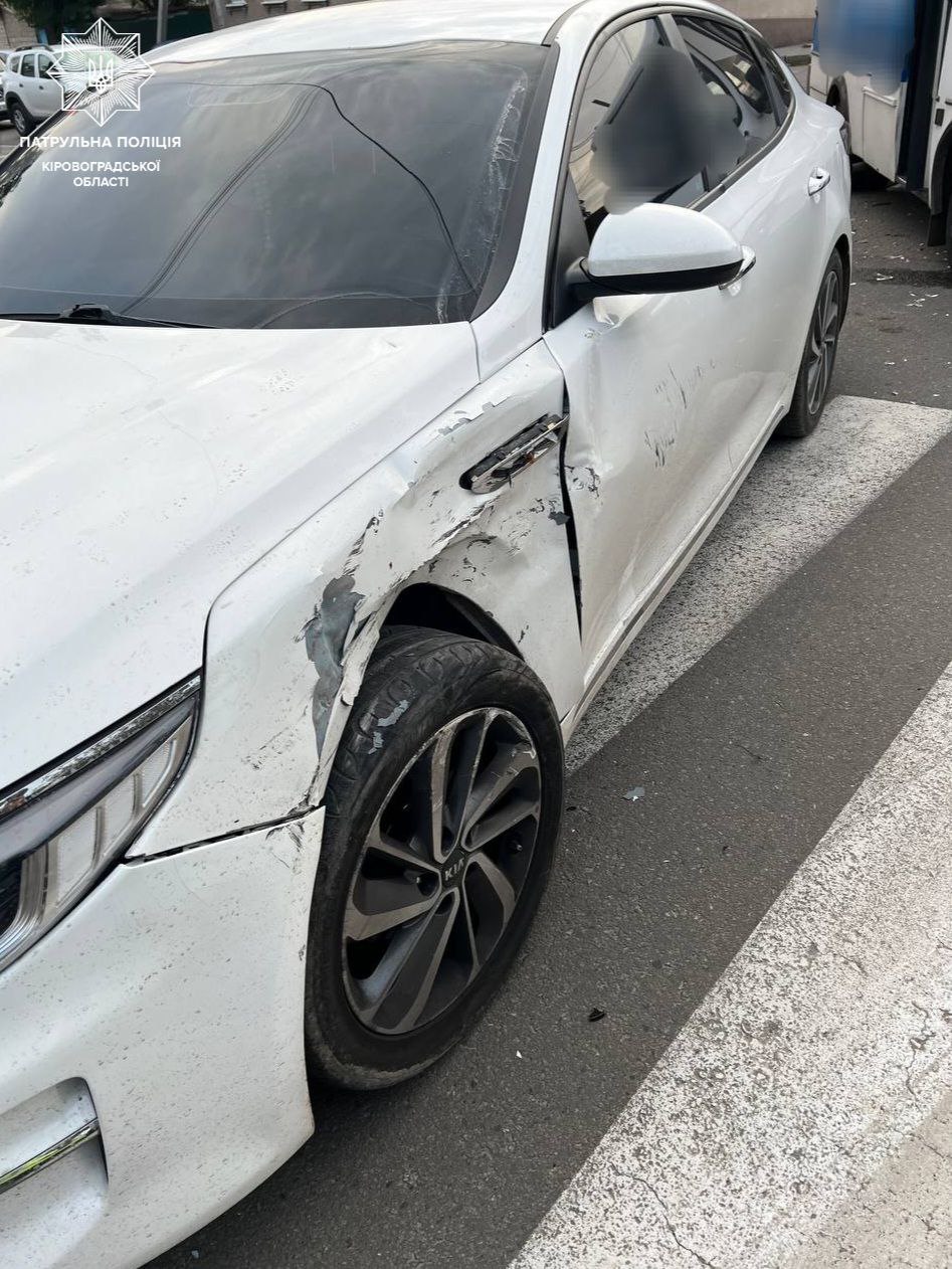 3 жовтня на перехресті у Кропивницькому сталася ДТП за участі маршрутки та легковика.