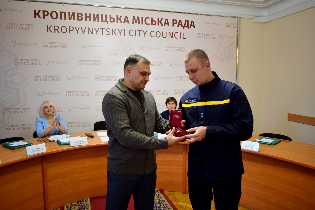 У міськраді Кропивницького нагородили волонтера та рятувальника