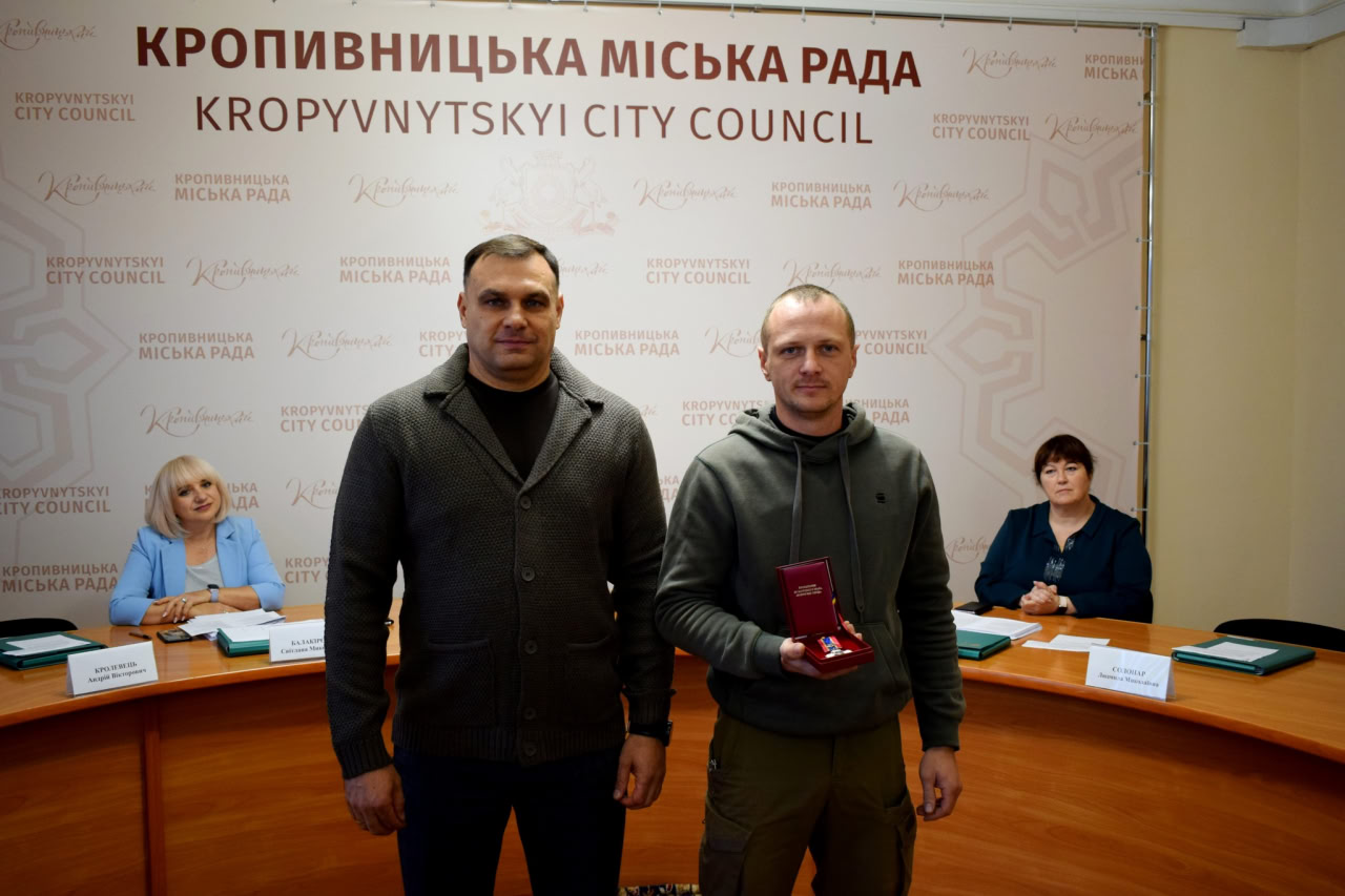 У міськраді Кропивницького нагородили волонтера та рятувальника