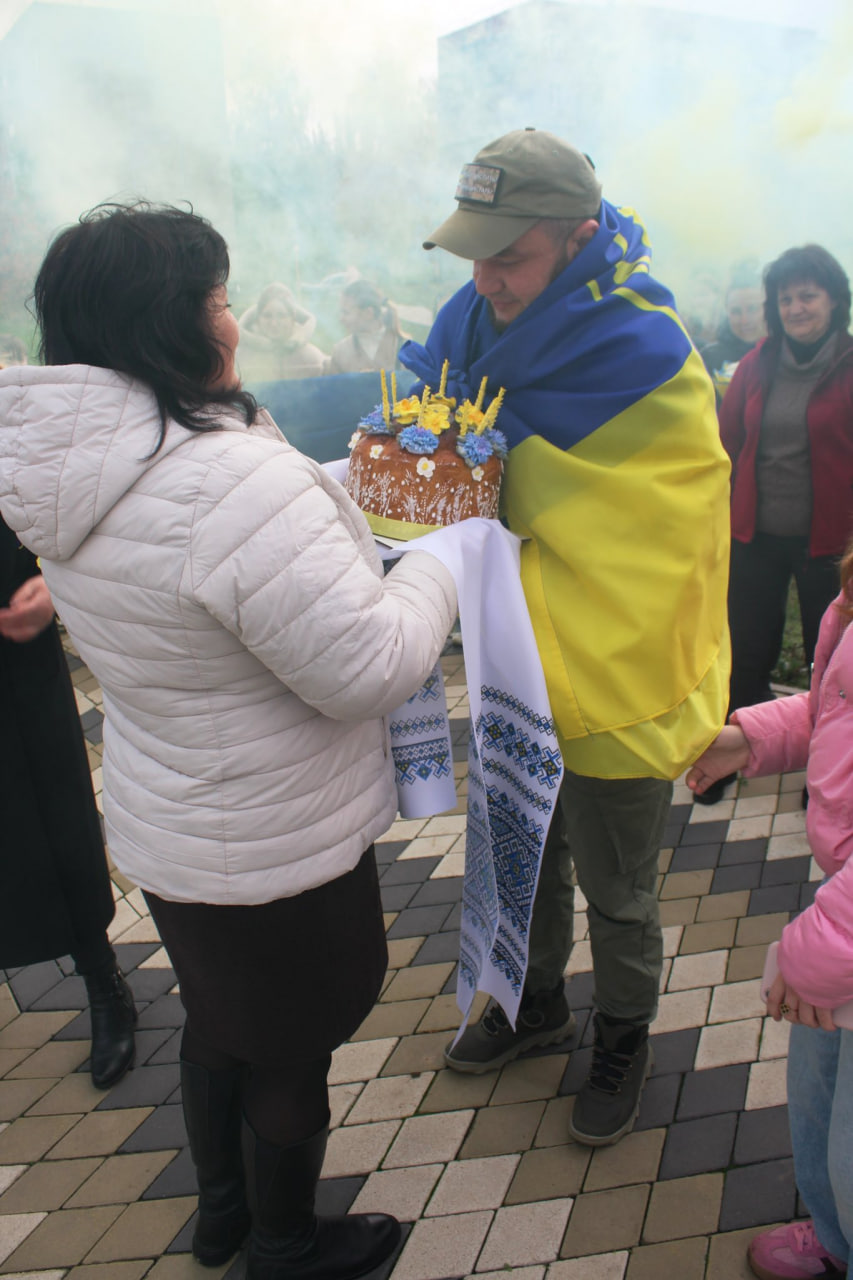Після понад трьох років полону до Долинської громади повернувся військовий