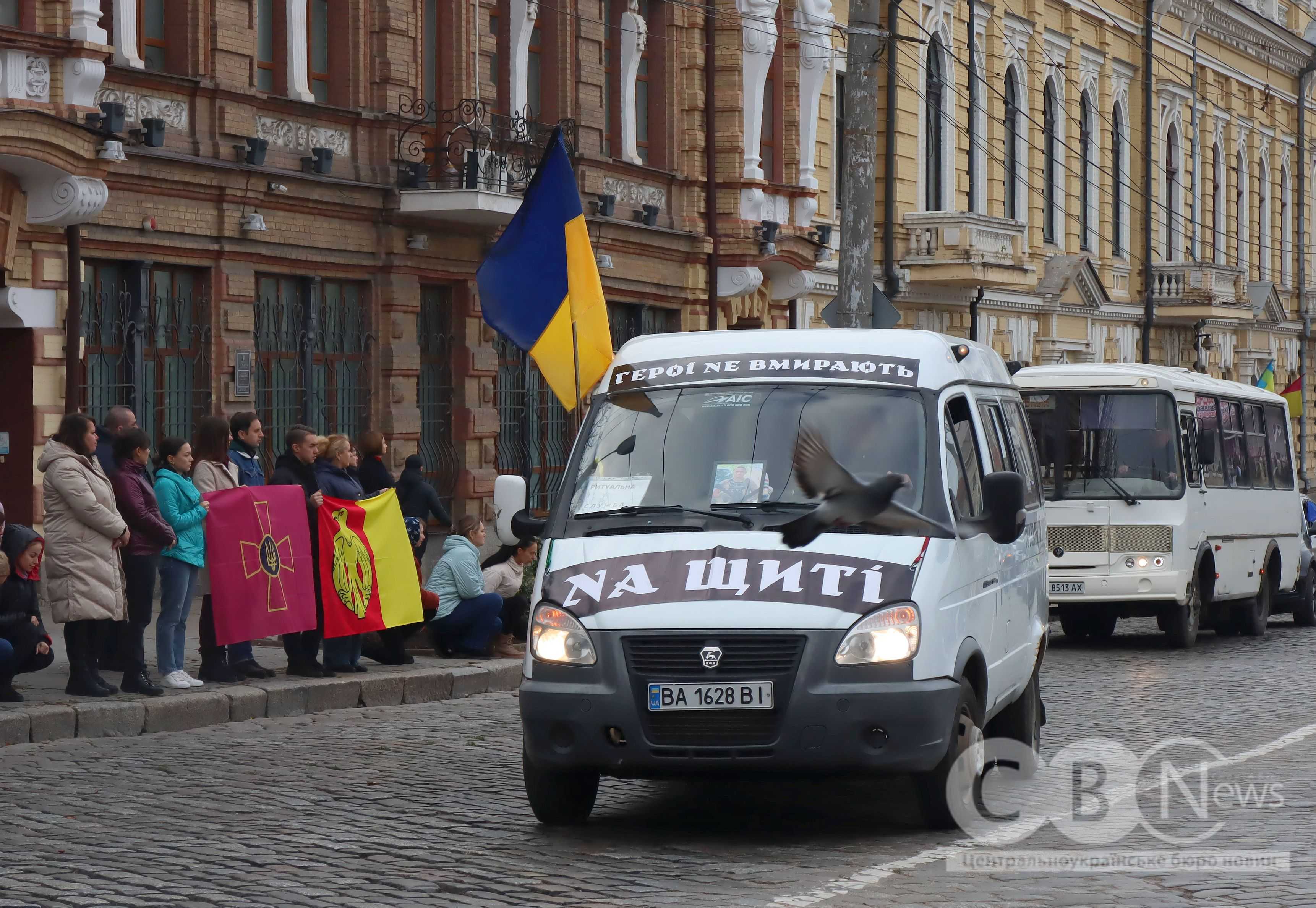 У Кропивницькому попрощалися з двома загиблими військовими — старшим солдатом Михайлом Бандуркою та солдатом Віталієм Поповичем.