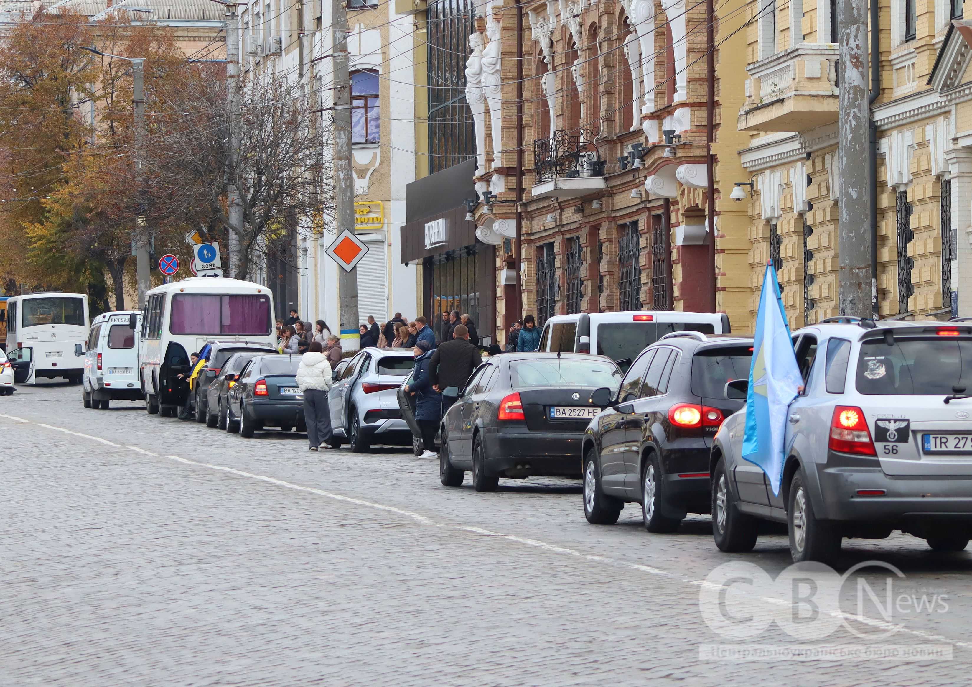 У Кропивницькому попрощалися з двома загиблими військовими — старшим солдатом Михайлом Бандуркою та солдатом Віталієм Поповичем.