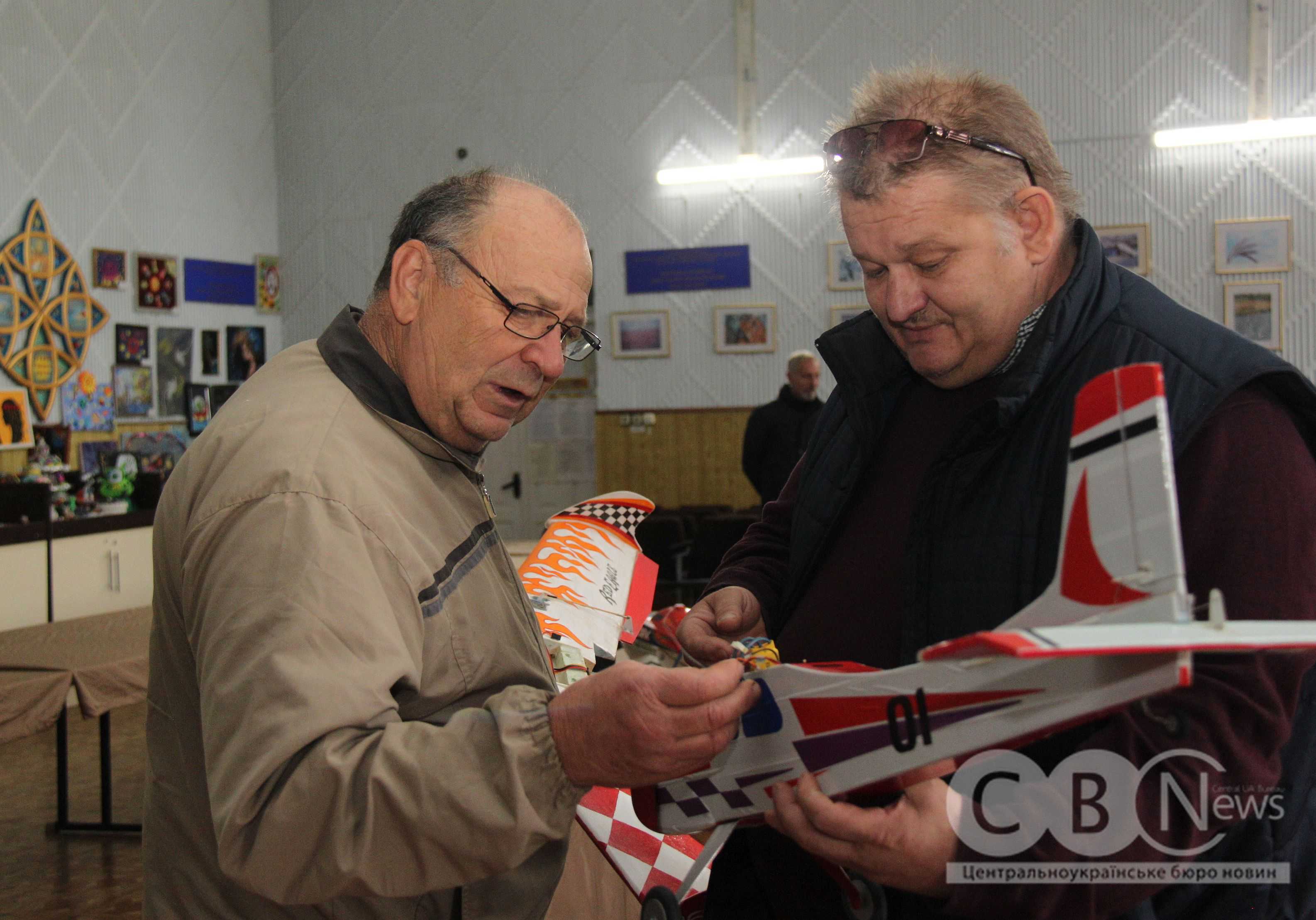 Колекцію радіокерованих моделей передали центру в Кропивницькому 