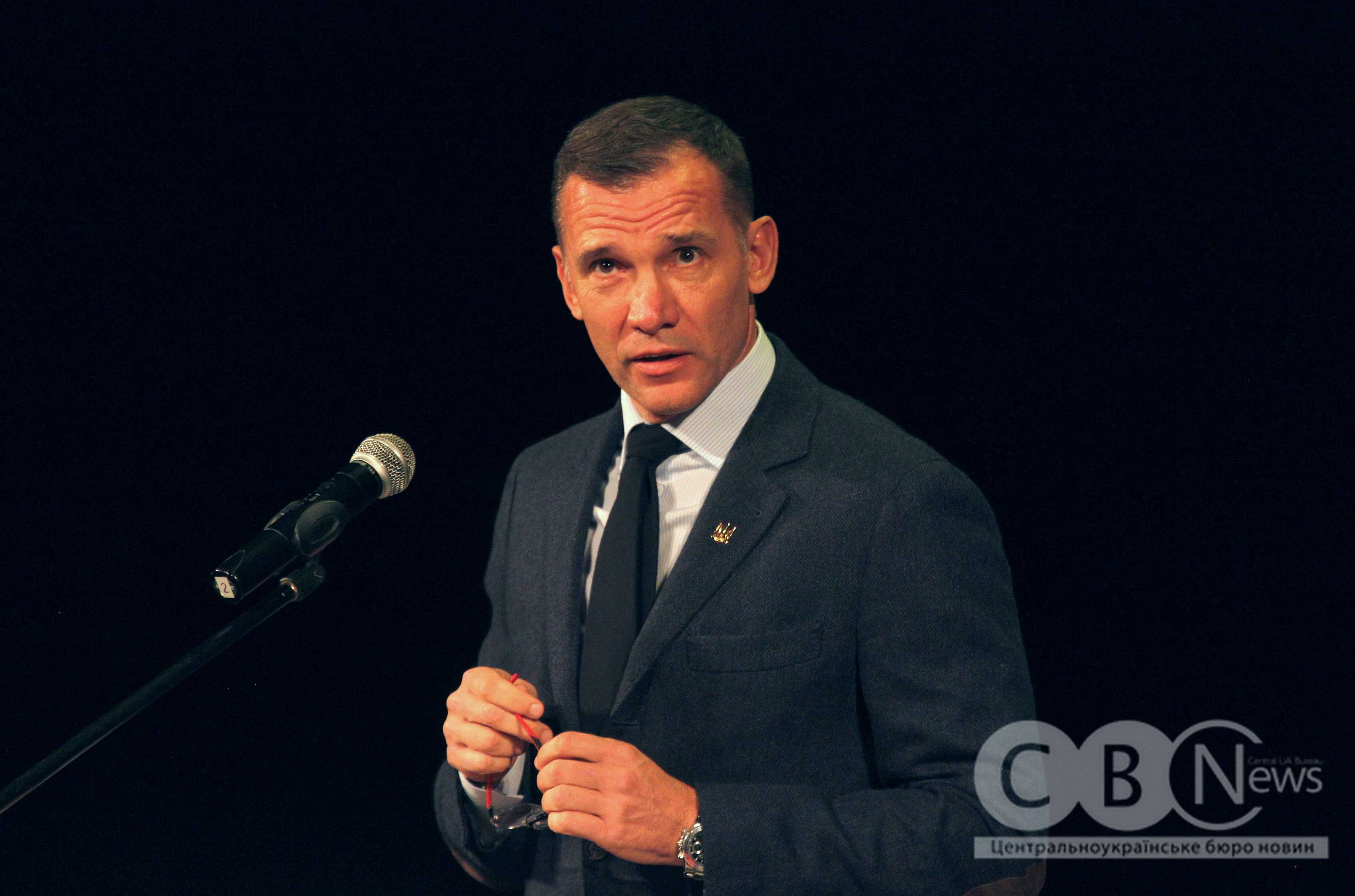 teatr-6_24_10_2025Андрій Шевченко вручив нагороди ветеранам футболу в Кропивницькому