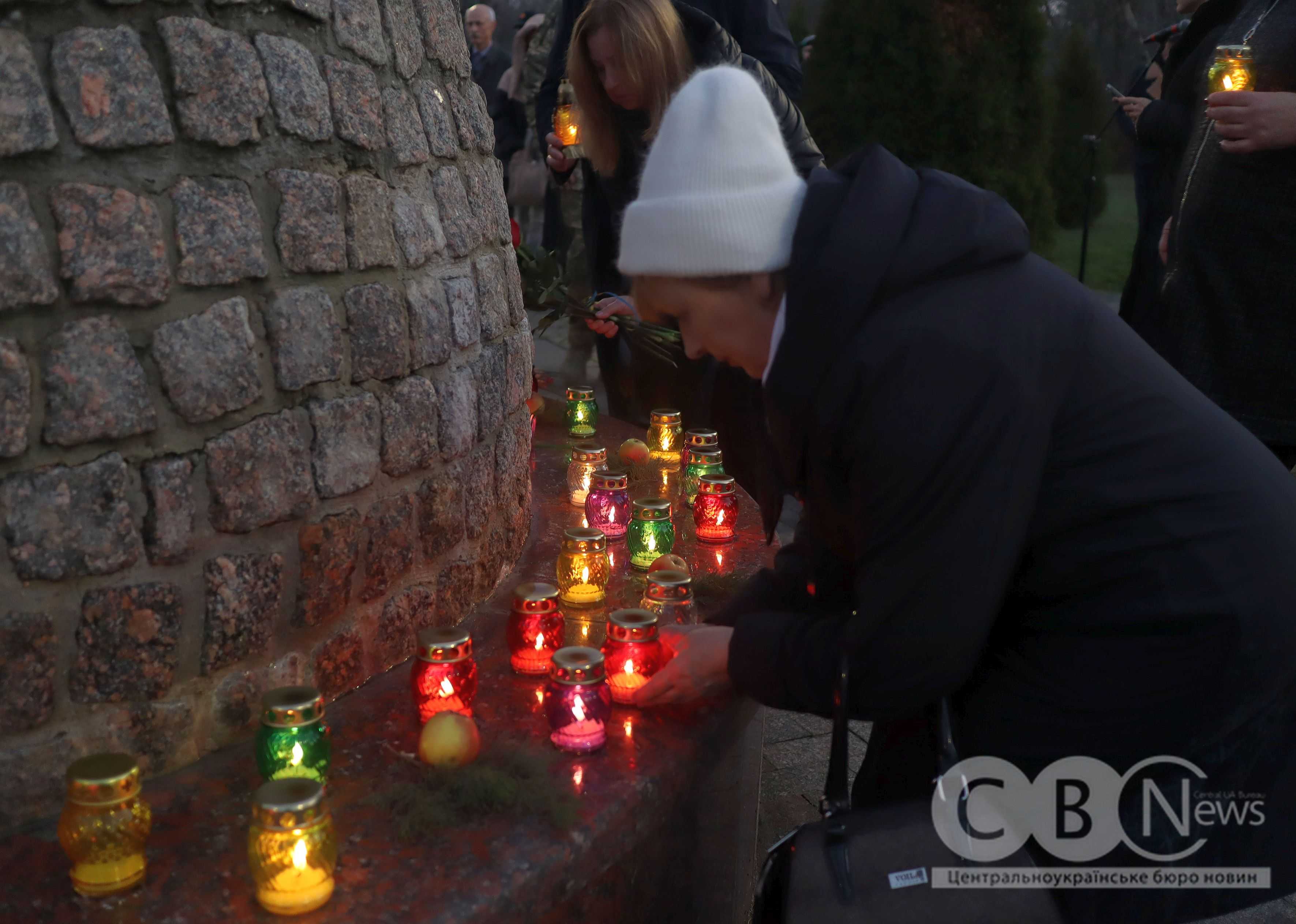 Свічки пам’яті за жертвами Голодомору запалили у Кропивницькому
