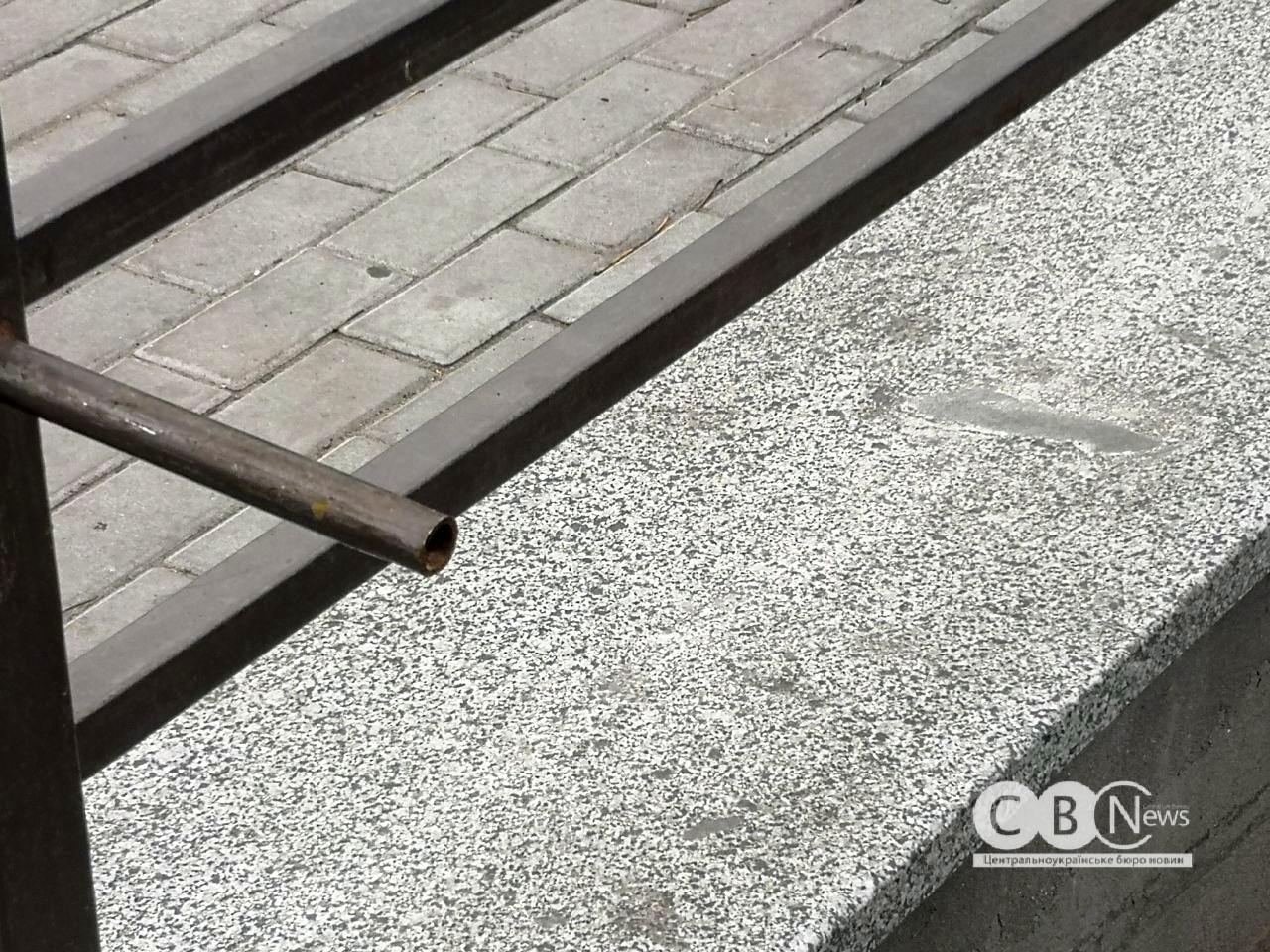 Невідомі відламали поручень для людей з інвалідністю в Кропивницькому