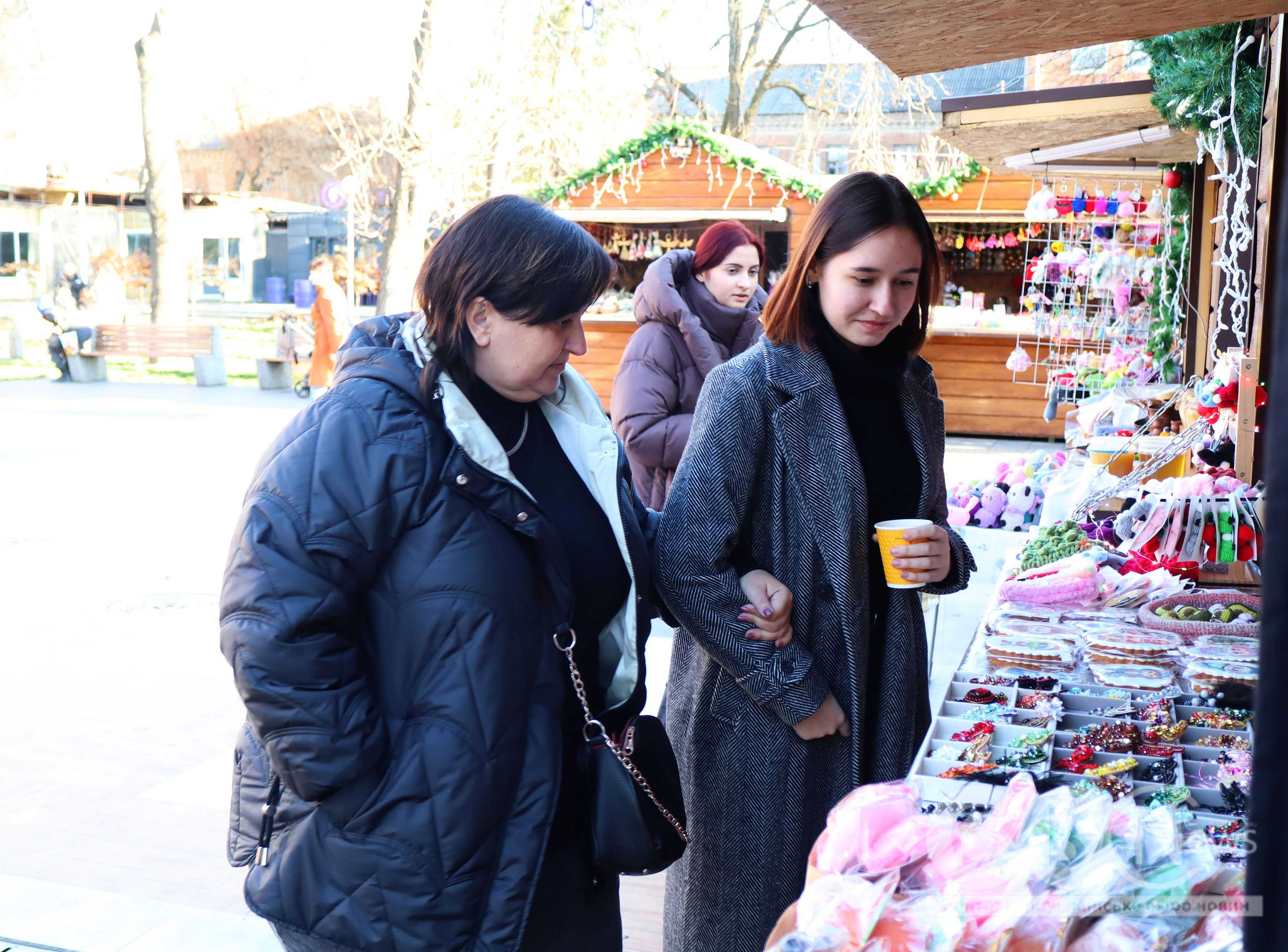 Святкове містечко розгортають у Кропивницькому 