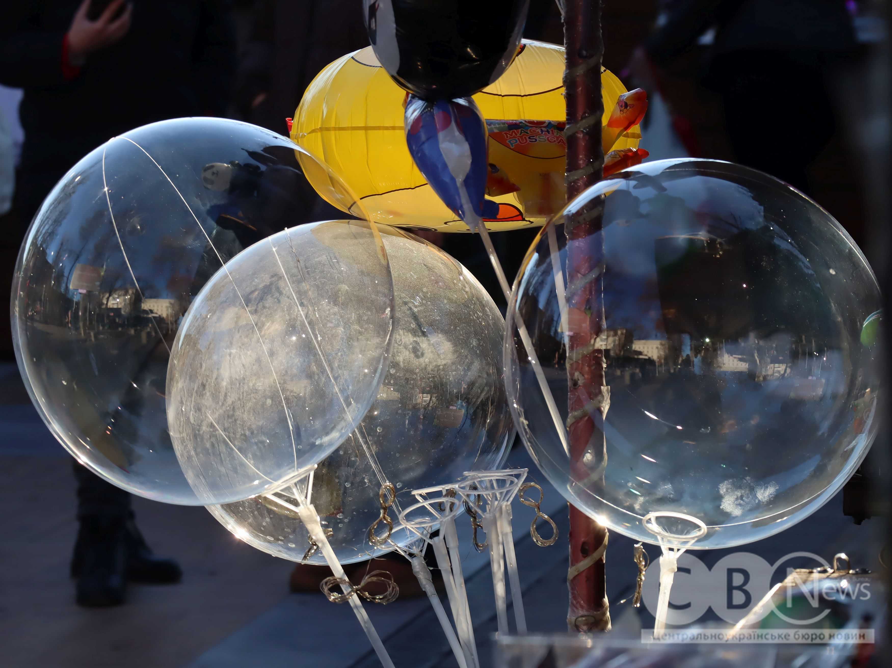 Святкове містечко розгортають у Кропивницькому 