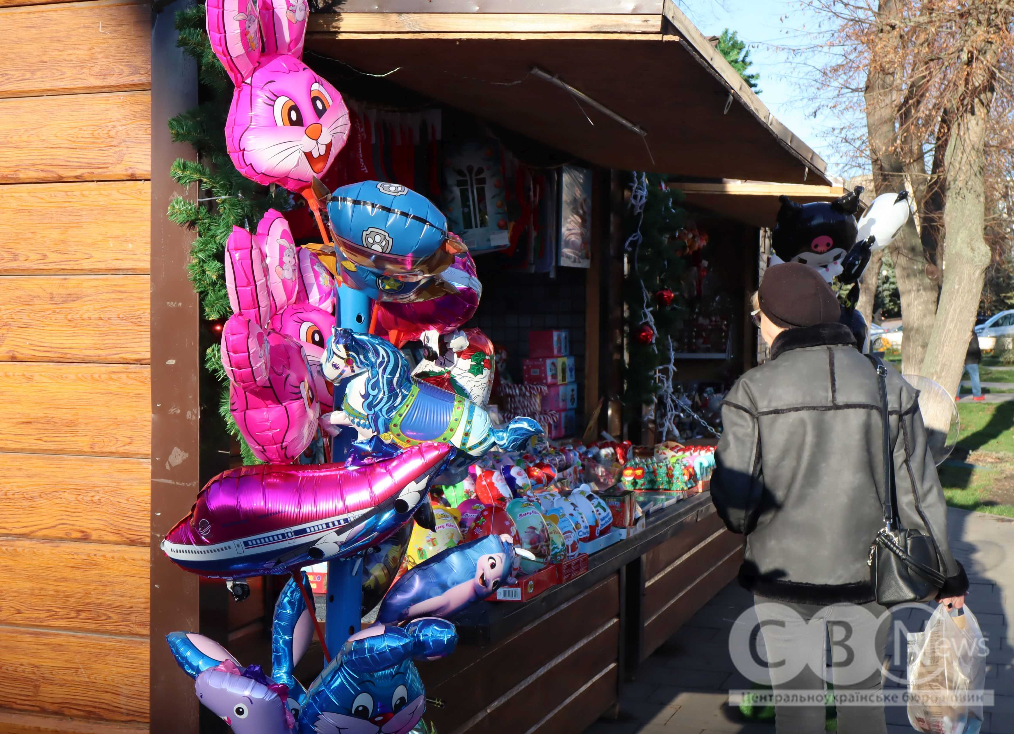 Святкове містечко розгортають у Кропивницькому 