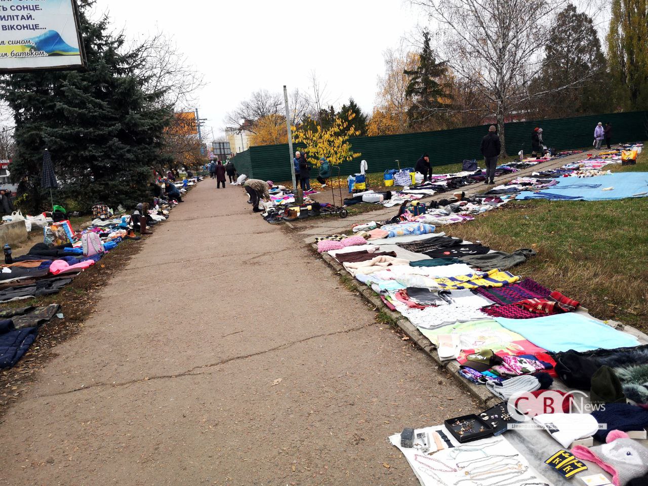 Біля парку Слави у Кропивницькому частину комунальної землі площею понад 0,33 га здали в оренду для будівництва супермаркету та закладу харчування.