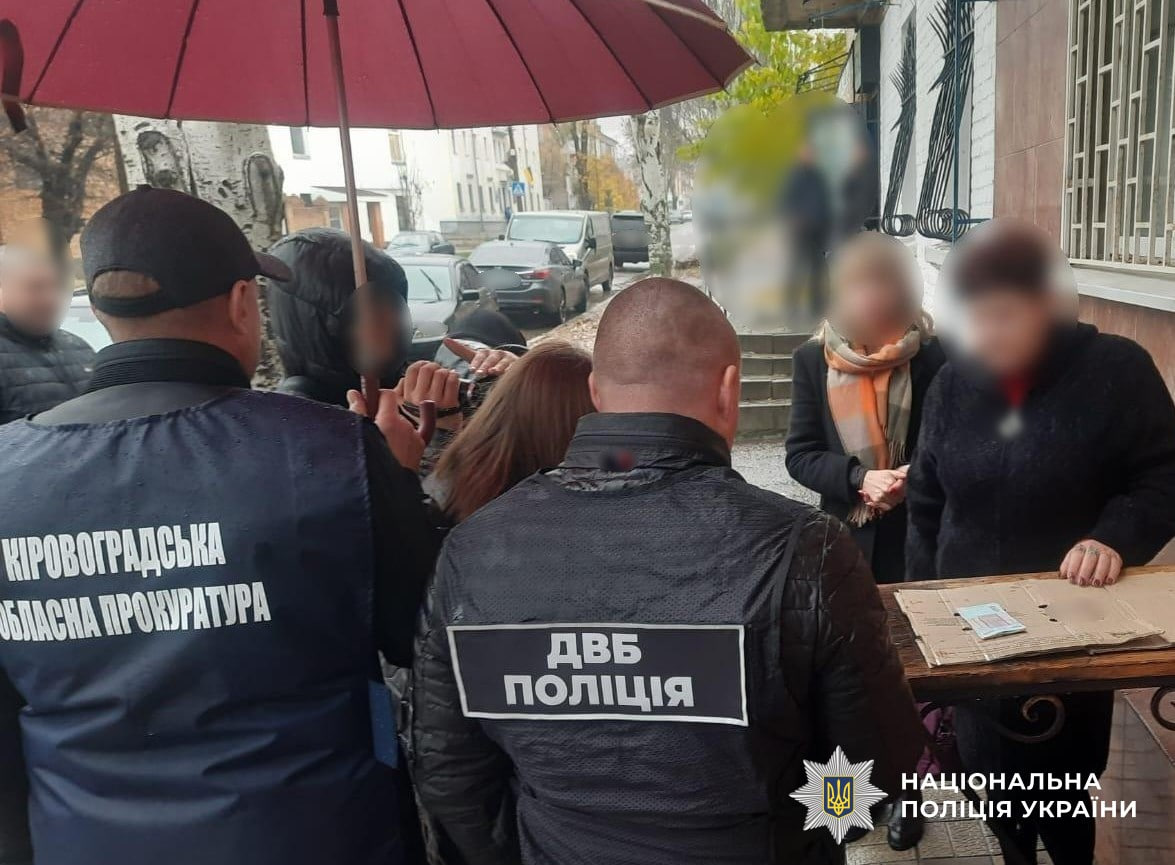 Поліція затримала жительку Кіровоградщини, яка обіцяла зняти з обліку військовозобов'язаного